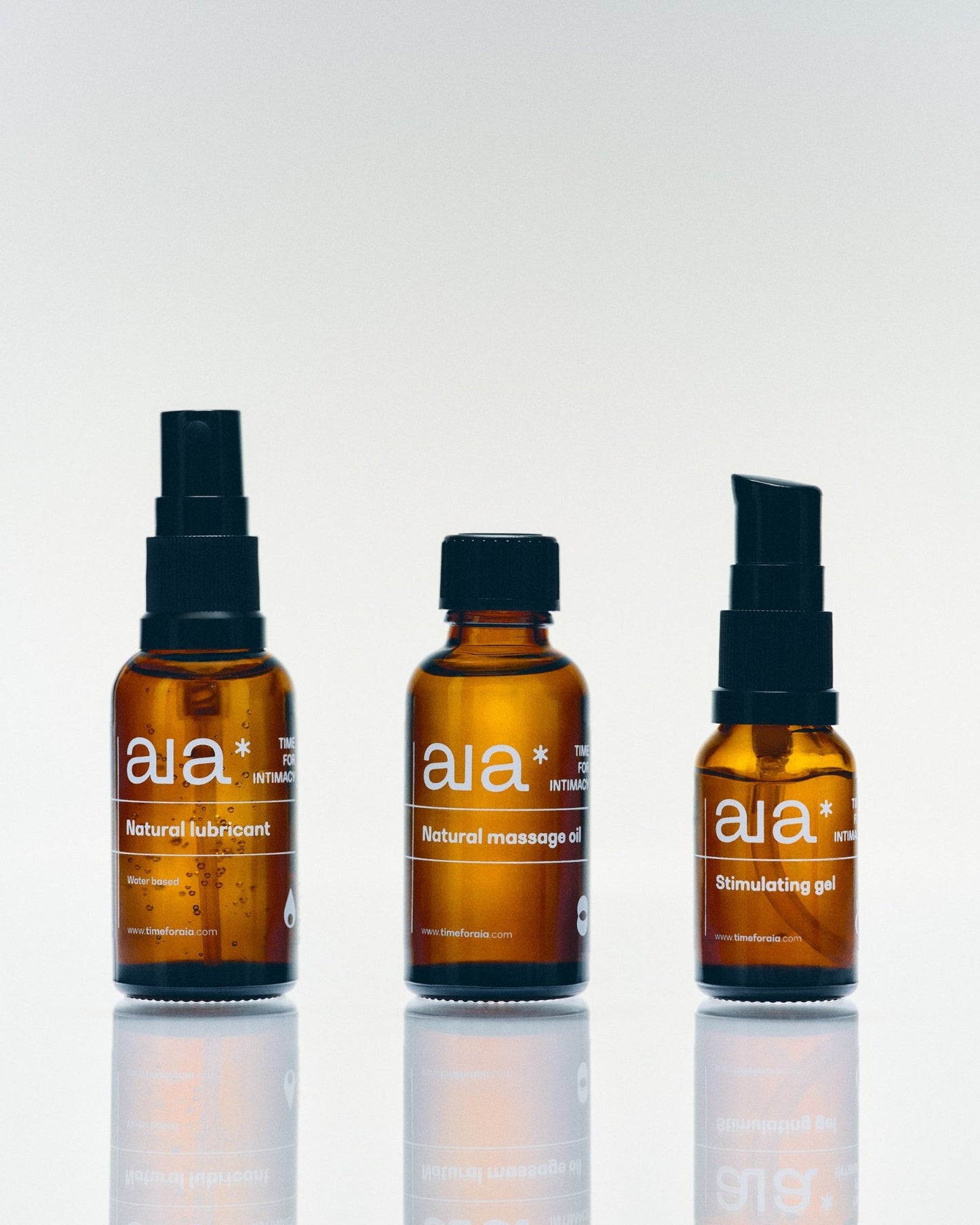 Intimacy Essentials Box van Aia* met natuurlijk glijmiddel, natuurlijke massageolie en een stimulerende gel in glazen flesjes.