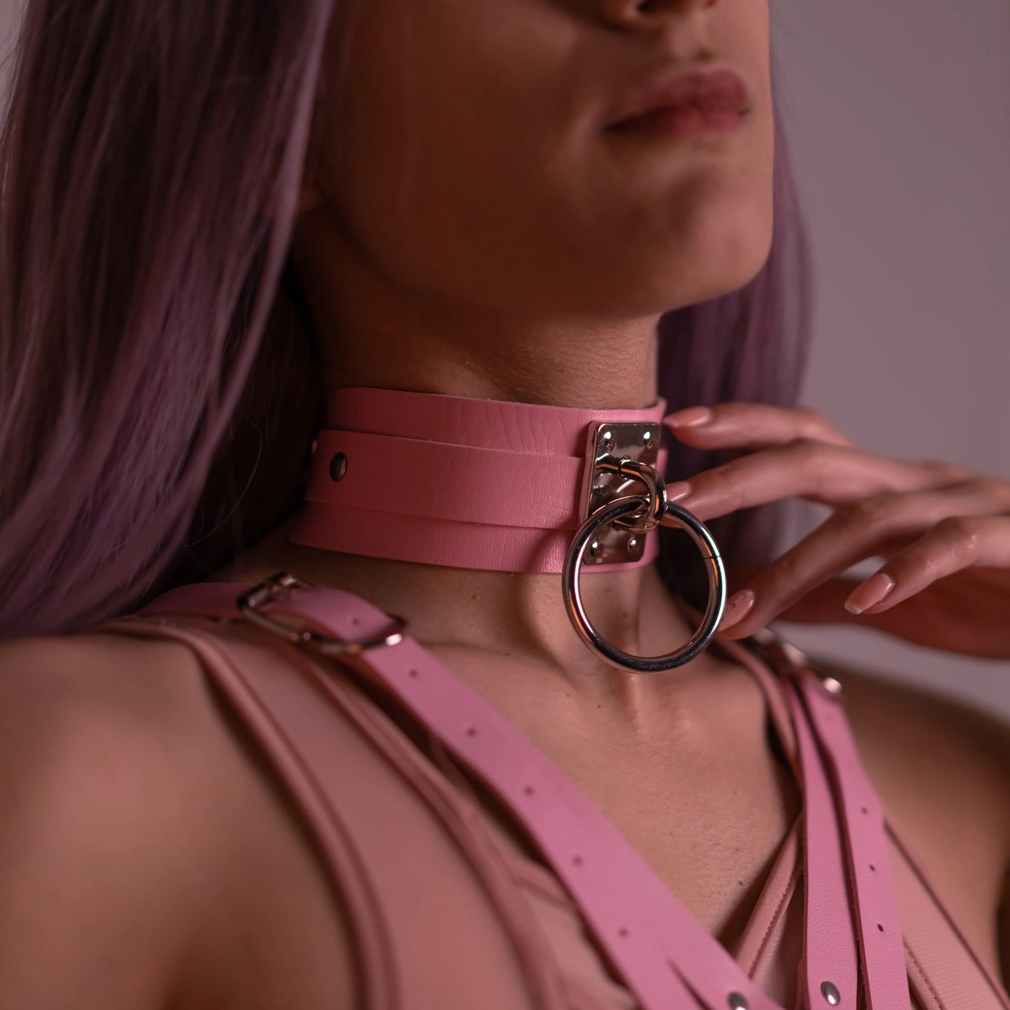 Roze choker van duurzaam vegan leer voor de hals bdsm