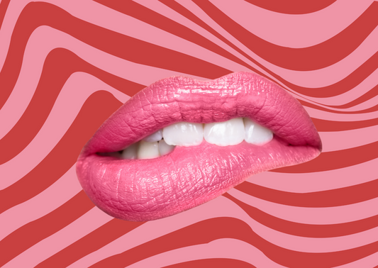 Roze mond die buit op de onderlip