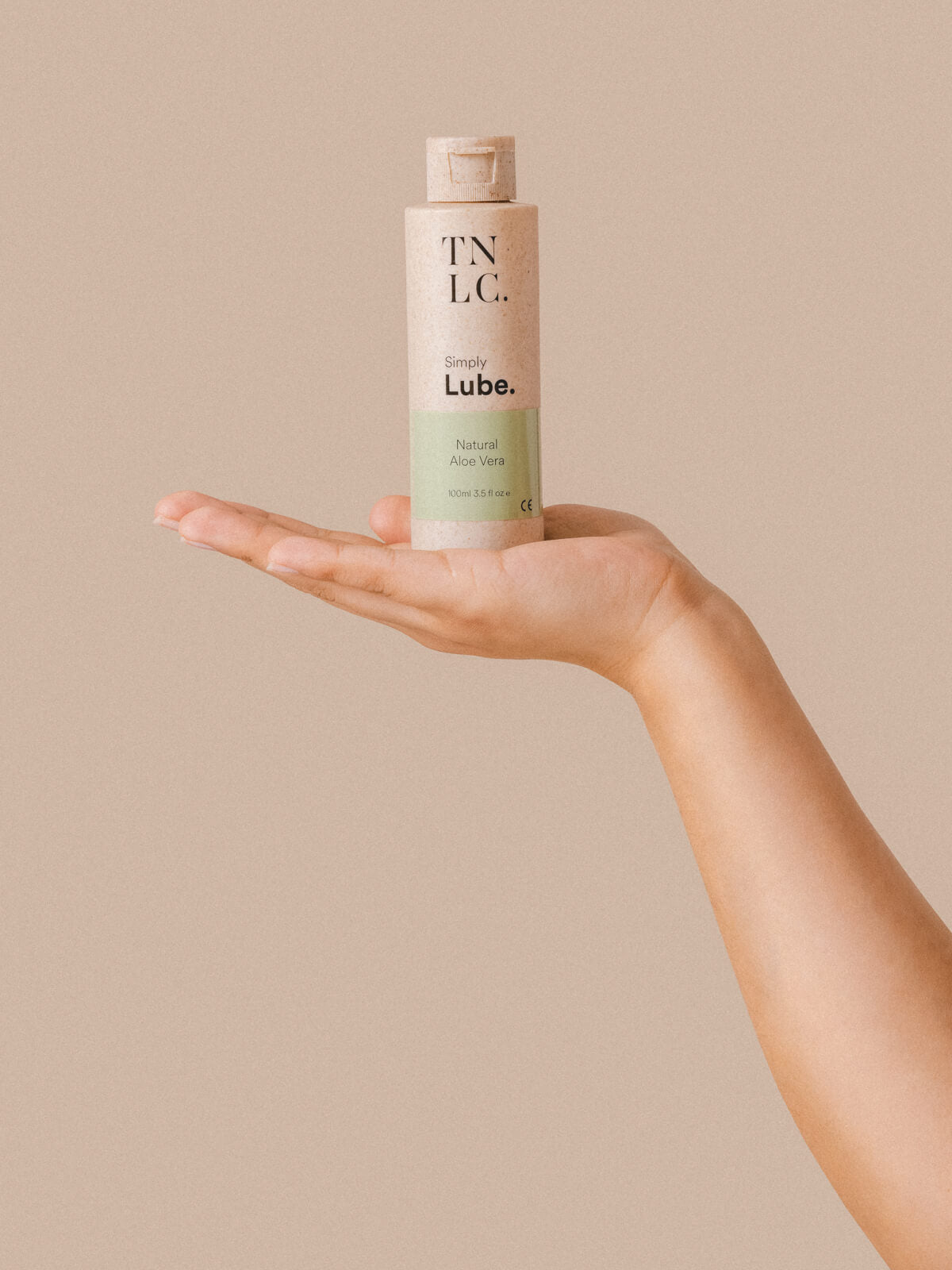 Natuurlijk glijmiddel van Aloe Vera in een tube staat op een hand